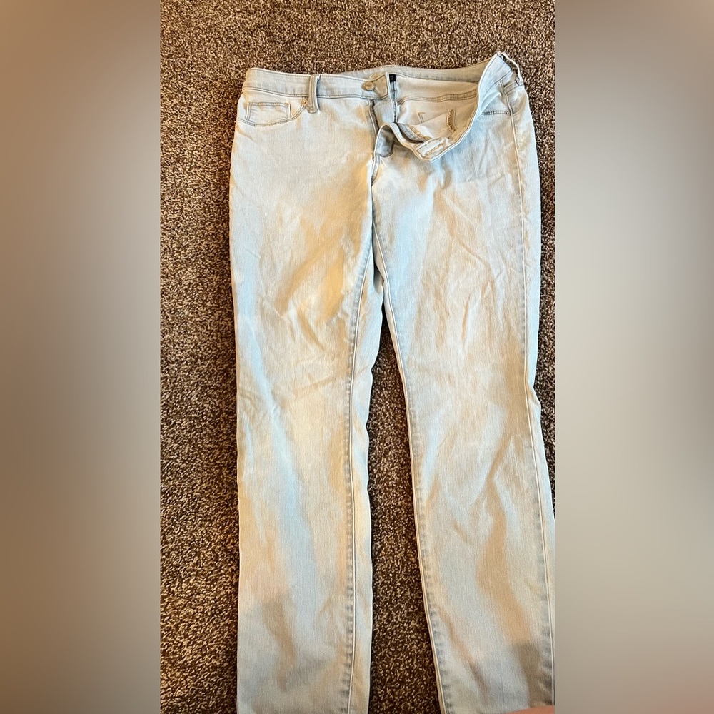LIKE NEW High rise Light denim jeans